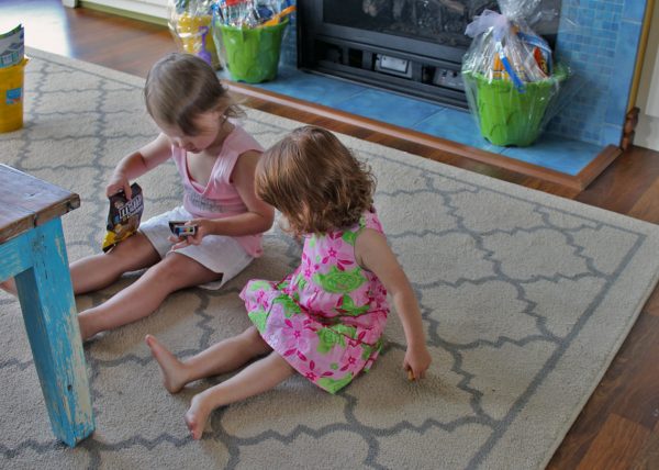 Family photography-Young friends sharing candy